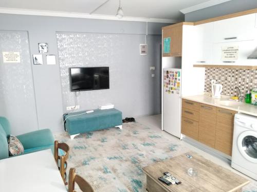 een keuken met een tafel en een wasruimte bij Egepar Rezidance Apart otel in Buca