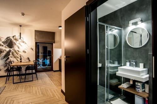 un baño con lavabo y espejo en Apartament Pieniny Stylchyn 90 nad jeziorem przy ścieżce Velo Czorsztyn, en Kluszkowce