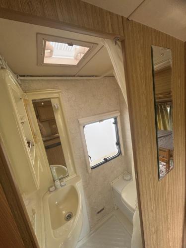 a small bathroom with a sink and a toilet at Casa anca in Lunca