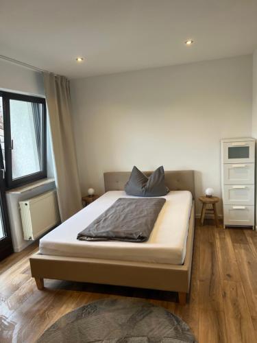 un dormitorio con una cama en una habitación en Pension Zur Linde, en Geisfeld