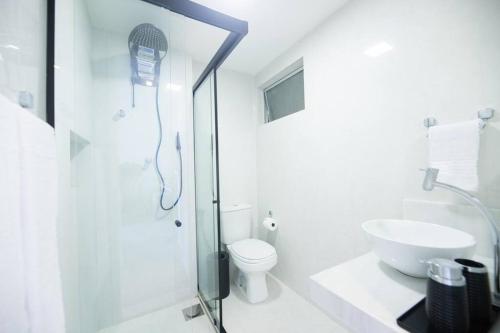 Un baño con ducha, inodoro y lavabo. en Apartamento incrível beira mar, en Natal