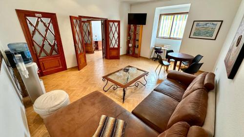 una sala de estar con un sofá y una mesa en Casa Rozita, en Granadilla de Abona