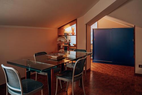 a dining room with a glass table and chairs at Suite in Open Space con Jacuzzi in Villa Iris, Parcheggio Privato in Giardino, in Centro Città in Senigallia