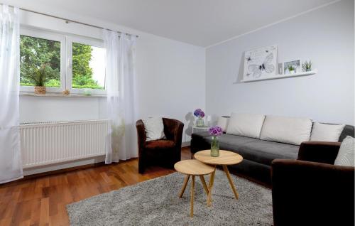 una sala de estar con un sofá y una mesa en Nice Apartment In Horhausen With Wifi, en Horhausen