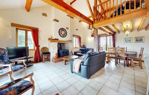 un salon avec un canapé et une cheminée dans l'établissement Awesome Home In St, Saud Lacoussiere, à Saint-Saud-Lacoussière