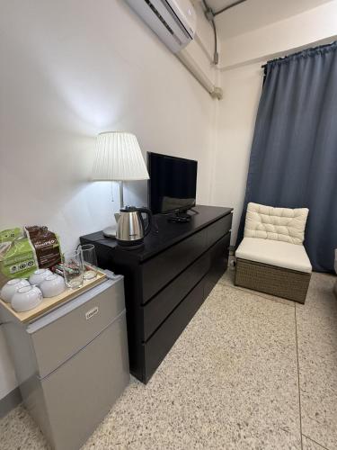 a desk with a lamp and a chair in a room at Twenty Two Place Sukhumvit 22 in Bangkok