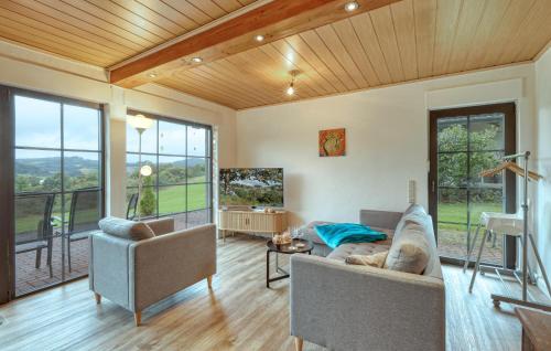 Μια τηλεόραση ή/και κέντρο ψυχαγωγίας στο 2 Bedroom Beautiful Home In Daun