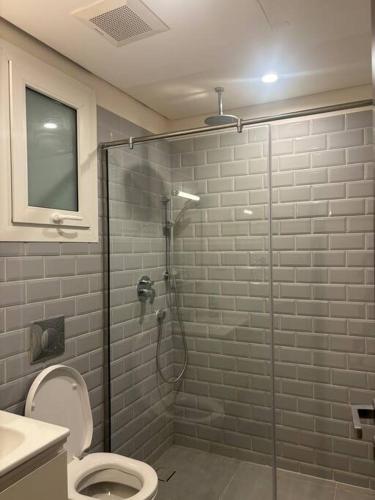 une salle de bain avec douche et toilettes dans l'établissement Hawana Salalah Resort - SL 2, à Salalah