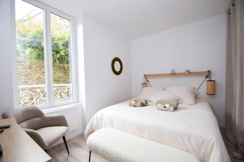 une chambre avec un lit avec deux ours en peluche dessus dans l'établissement Ma petite Folie Appt 3 pers porte du jerzual, à Dinan