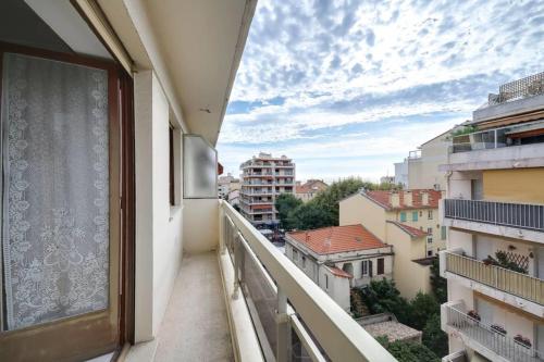 un balcon avec vue sur une ville dans l'établissement Le Studio Provençal Welkeys, à Antibes