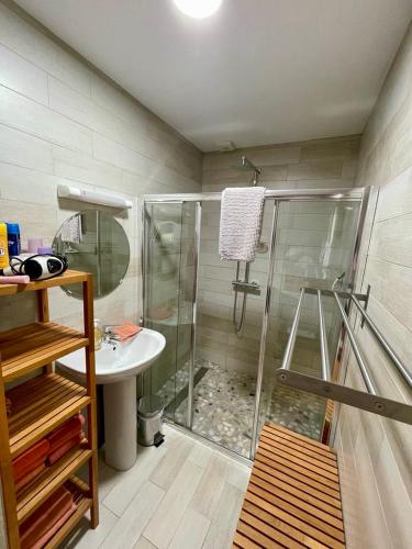 Koupelna v ubytování Chambres chez l'habitant Delphine et Guillaume