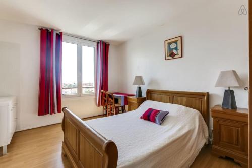 une chambre avec un grand lit et une fenêtre dans l'établissement Appartement Pringie - Welkeys, à Biarritz