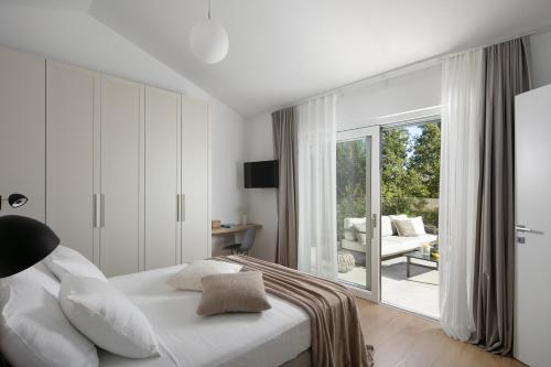 Postel nebo postele na pokoji v ubytování Moderne Luxusvilla Mali Dvor mit Pool 500m am Meer in Porec