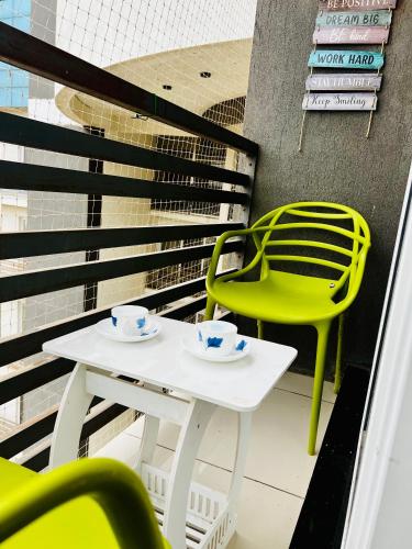 Ein Sitzbereich in der Unterkunft Palm Suite With Sky Terrace on 11th floor Fortune Serenity