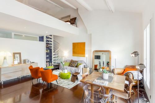 - un salon avec une table et des chaises orange dans l'établissement Flat Seventies and terrace - Welkeys, à Marseille