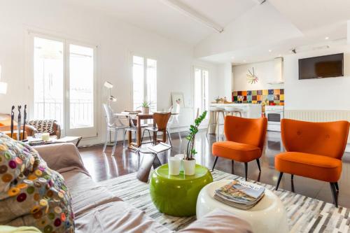 - un salon avec un canapé et des fauteuils orange dans l'établissement Flat Seventies and terrace - Welkeys, à Marseille
