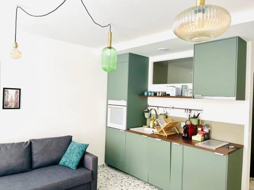 un salon avec un canapé et une cuisine dans l'établissement Cosy loft- Paris 17e - 4 pers, à Paris