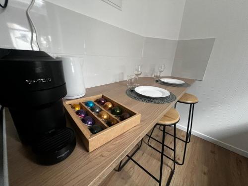 une table en bois avec une boîte de billes colorées dans l'établissement Tout confort au porte de Strasbourg, à Strasbourg