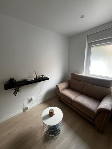 un salon avec un canapé et une table dans l'établissement Tout confort au porte de Strasbourg, à Strasbourg