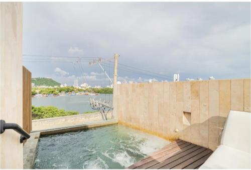 Sunny new apt in the Old City