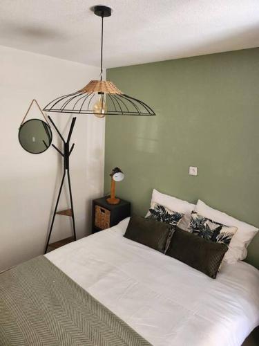 - une chambre avec un lit doté d'une lampe et d'une lumière dans l'établissement Appartement vue mer avec piscine, à Théoule-sur-Mer