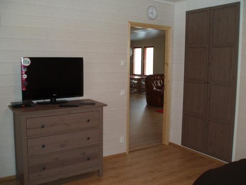 Μια τηλεόραση ή/και κέντρο ψυχαγωγίας στο Scandinavian Dream Cottages Vikajarvi- Rovaniemi