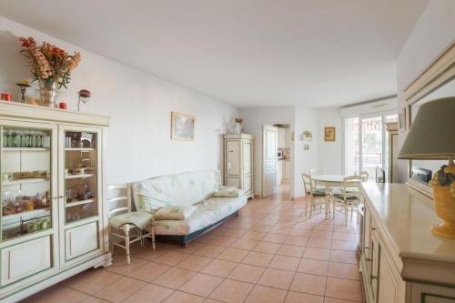 un salon avec un canapé et une table dans l'établissement Appartement Lanterne Welkeys, à Nice
