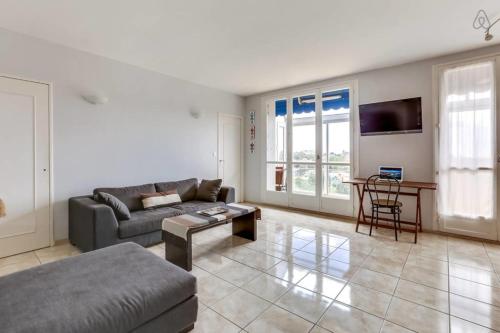 un salon avec un canapé et une table dans l'établissement Appartement Pringie - Welkeys, à Biarritz