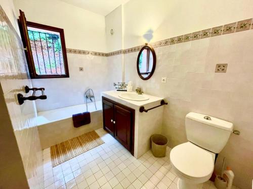 une salle de bain avec toilettes, lavabo et baignoire dans l'établissement Villa U Castellu vue mer imprenable, à Coti-Chiavari