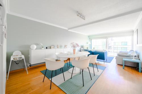 a living room with a table and chairs at Zeezicht Oostduinkerke - Amu-ZEE-Vous in Oostduinkerke