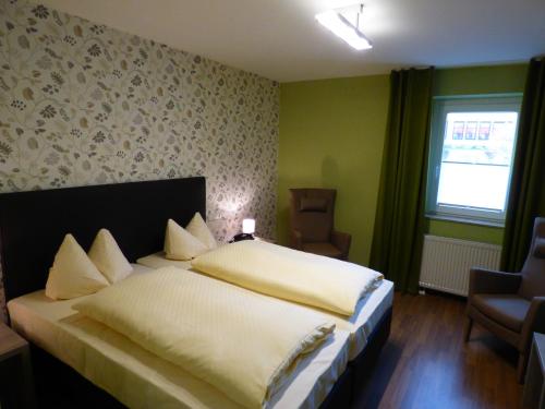 Ένα ή περισσότερα κρεβάτια σε δωμάτιο στο Zum Kronprinzen Hotel Garni