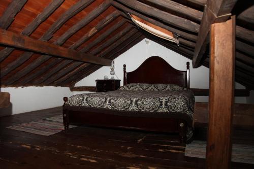 a bedroom with a bed in an attic at casa da Madrinha in Nordeste