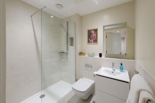 a bathroom with a shower and a toilet and a sink at Dream Stays Bath - John Street Apartments in Bath