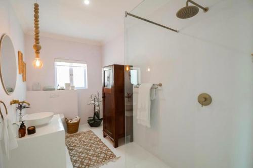 Ένα μπάνιο στο 105 on Beach, Sage Room