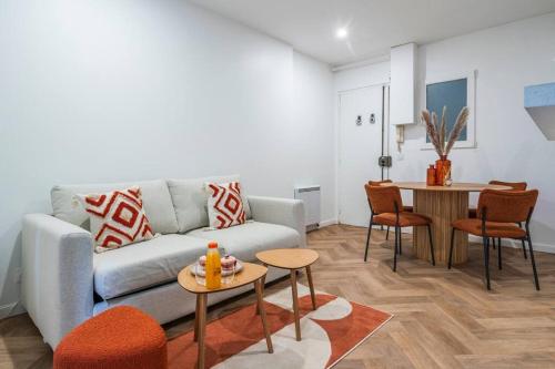 un salon avec un canapé et une table dans l'établissement Studio avec terrasse #SacréCœur #Montmartre - II, à Paris