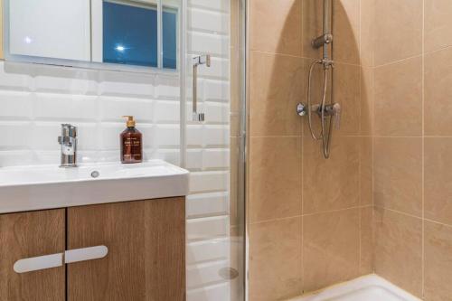 une salle de bain avec douche et lavabo dans l'établissement Studio avec terrasse #SacréCœur #Montmartre - II, à Paris