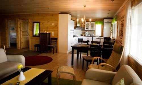 a living room with a dining room and a kitchen at Salkolahti Lomamökit in Längelmäki