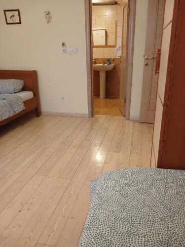 Кровать или кровати в номере Julija apartman