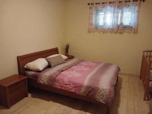 Кровать или кровати в номере Julija apartman