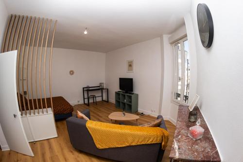 un salon avec un canapé et une table dans l'établissement Gare & Sérénité au Mans, au Mans