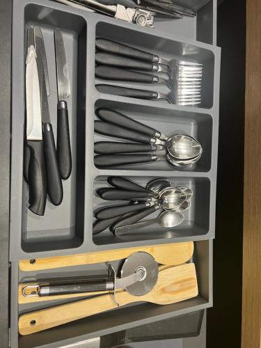 un tiroir rempli de couteaux et d'ustensiles dans l'établissement Studio Relax, à Rouen