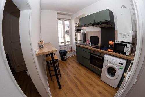 une cuisine avec une machine à laver et un lave-linge dans l'établissement Gare & Sérénité au Mans, au Mans