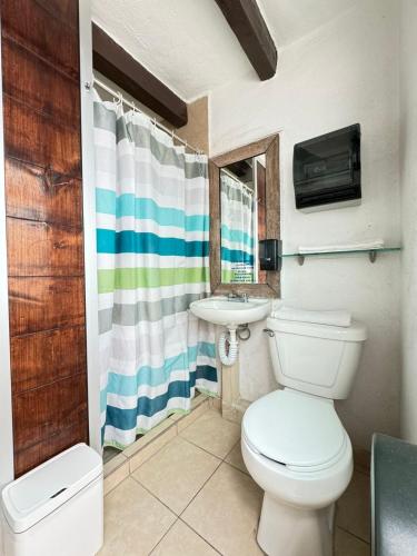 a bathroom with a toilet and a sink at Hotel Boutique Casa Miranda in Querétaro