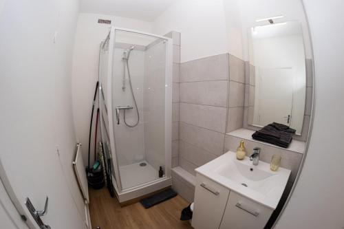 une salle de bain blanche avec une douche et un lavabo dans l'établissement Gare & Sérénité au Mans, au Mans