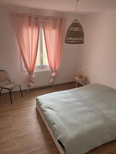 En eller flere senge i et værelse på Charmante maison de famille