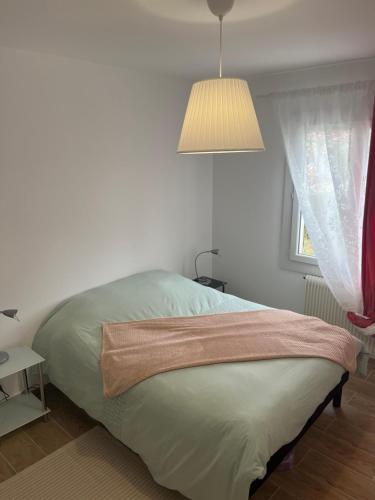 En eller flere senge i et værelse på Charmante maison de famille