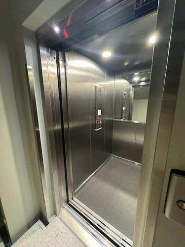 a elevator in a room with a metal door at Flot Moderne Lejlighed byder Velkommen in Glostrup