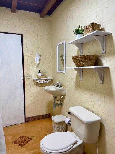 a bathroom with a toilet and a sink at Hermosa casa finca en Marinilla in Marinilla