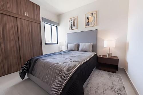 a bedroom with a large bed and a window at Departamentos en Araquuna Mezcales in Mezcales