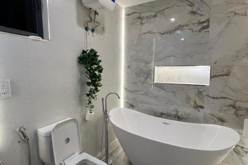 Un baño de Luxury 2 Bedrooms Apartment with Plastation 5